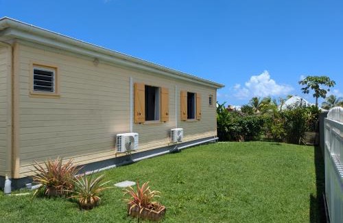 Lamentin Villa | Charmante villa créole climatisée, jardin tropical et piscine privés