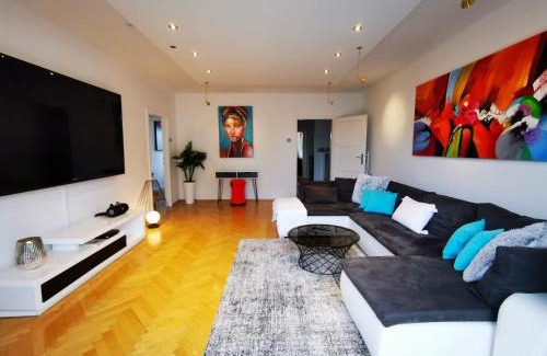 Klagenfurt am Woerthersee Apartment | Charmante Zentrumswohnung mit Balkon und 80 zoll TV