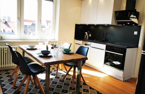 Klagenfurt am Woerthersee Apartment | Charmante Zentrumswohnung mit Balkon und 80 zoll TV