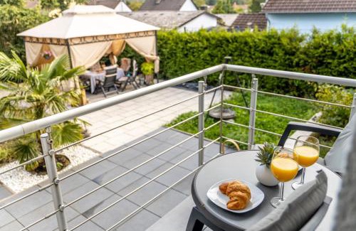 Heiligenwald Apartment | Charmantes Design-Apartment in Schiffweiler - Self-Check-in - 2 Parkplätze - WLAN - Balkon mit Gartenzugang - private Terrasse -ruhig gelegen - Nähe See & Wald - bis 4 Pers