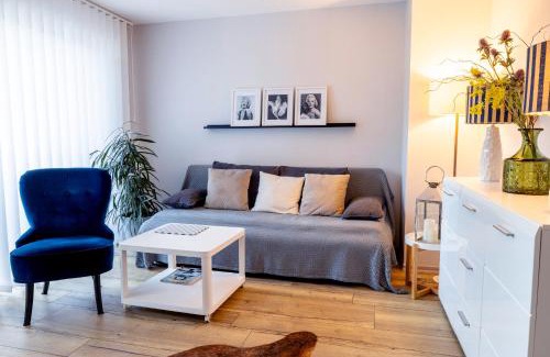 Heiligenwald Apartment | Charmantes Design-Apartment in Schiffweiler - Self-Check-in - 2 Parkplätze - WLAN - Balkon mit Gartenzugang - private Terrasse -ruhig gelegen - Nähe See & Wald - bis 4 Pers