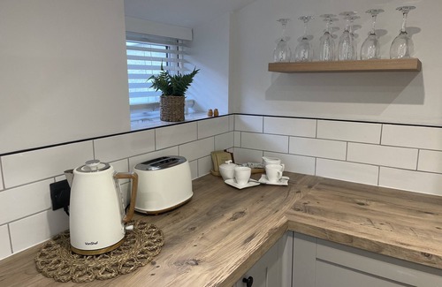 Brynmenyn Cottage | Charming 1-bed Cottage in Brynmenyn