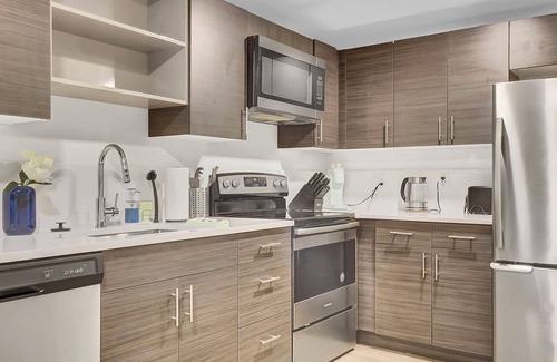 Downtown Cleveland Apartment | Charming 1-bed loft, downtown Cleveland with GYM, Rooftop deck, Fire pit, games