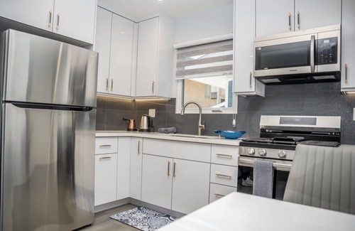 Glendale House | Charming 1 bedroom 1 bathroom guest house with AC, WiFi in brilliant Glendale