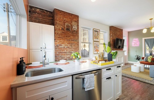 Pittsburgh Apartment | Charming 1-Bedroom Apartment in Lovely Pittsburgh With AC