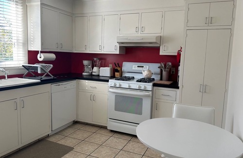 Yachting Village House | Charming 1-bedroom apartment with deck in enchanting Newport with AC, WiFi