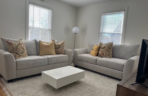 Yachting Village House | Charming 1-bedroom apartment with deck in enchanting Newport with AC, WiFi