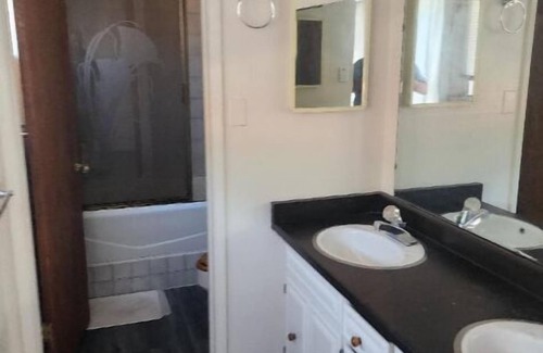 Upper Dimond Apartment | Charming 1-bedroom apartment in Oakland with WiFi access