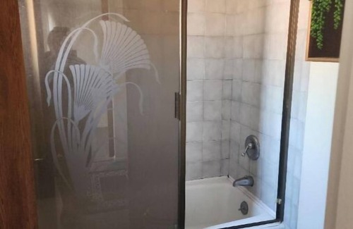 Upper Dimond Apartment | Charming 1-bedroom apartment in Oakland with WiFi access