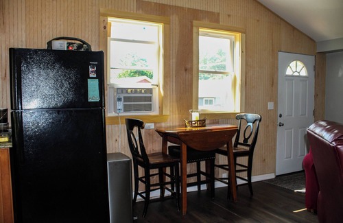 Malletts Bay Cottage | Charming 1-bedroom cottage lake views/access, Malletts Bay Colchester, AC, WiFi