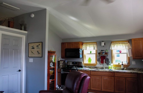 Malletts Bay Cottage | Charming 1-bedroom cottage lake views/access, Malletts Bay Colchester, AC, WiFi