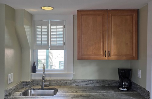 Marblehead Condo | Charming 1-bedroom condo in marvelous Marblehead with hidden patio