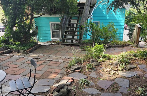 Marblehead Condo | Charming 1-bedroom condo in marvelous Marblehead with hidden patio