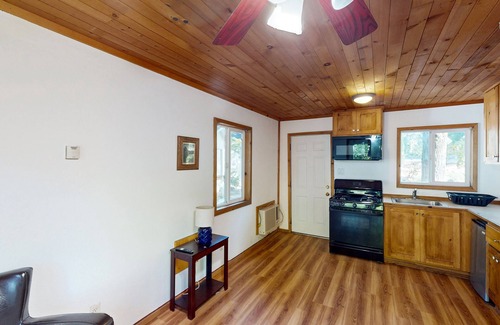 Cobb Cabin | Charming 1 bedroom cabin. Queen bed, WIFI, King Sofa Sleeper. Outdoor seating.