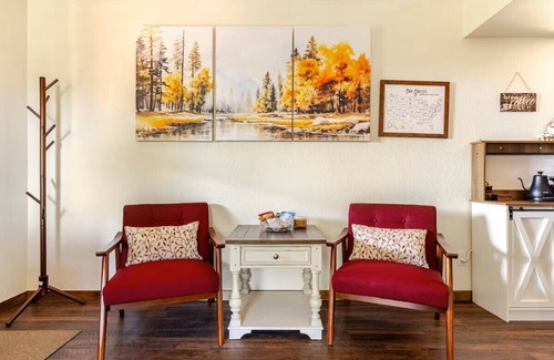 Oakhurst Cottage | Charming 1-bedroom cottage with AC, & WiFi in Oakhurst - Yosemite National Park.