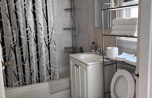 Oakland Cottage | Charming 1-bedroom cottage in Oakland with WiFi, AC