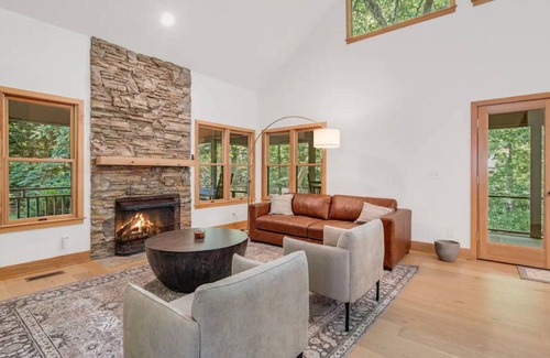 Lynn Cottage | Charming 1-bedroom cottage with WiFi, AC in fabulous Tryon