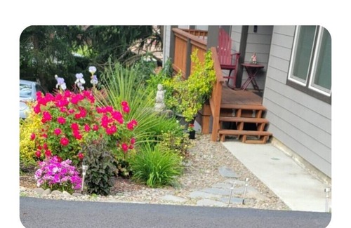 Southgate House | Charming 1-bedroom house in brilliant Milwaukie with AC