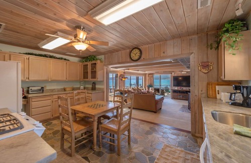 Kings Beach Cabin | Charming 1 bedroom Lakefront