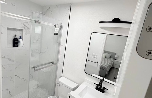 Las Vegas House | Charming 1-bedroom Room in Vegas with private access/15 mins to the Strip