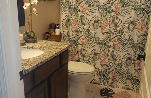Montrose House | Charming 1-bedroom suite in enchanting Montrose with WiFi, AC