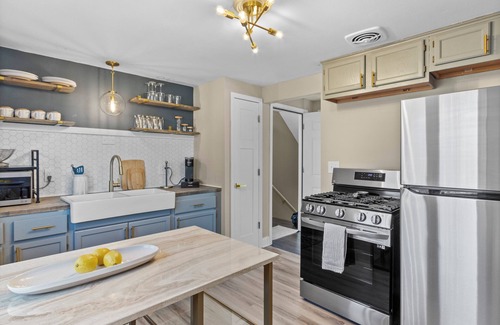 Milwaukee Apartment | Charming 1-bedroom upper apartment with WiFi near Wauwatosa, Wi