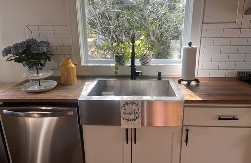 Stony Brook Cottage | Charming 1 bedroom Stony Brook cottage -walking distance to village & university