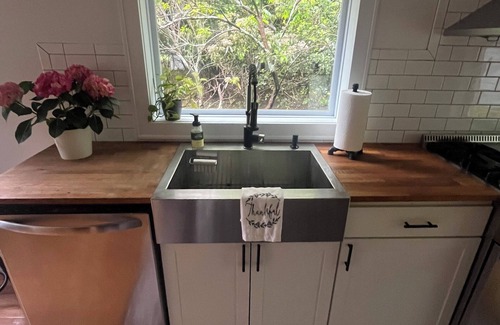 Stony Brook Cottage | Charming 1 bedroom Stony Brook cottage -walking distance to village & university