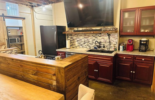 Sugar Creek House | Charming 1-bedroom house in pleasant Sugar Creek with AC