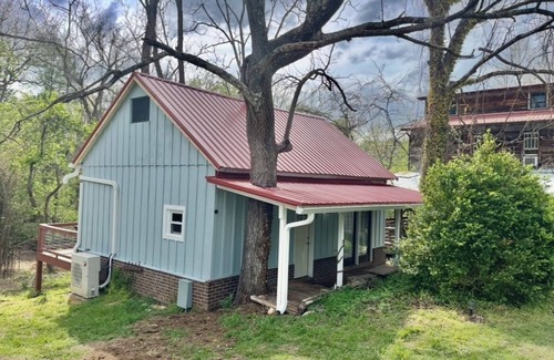 Weaverville Cottage | Charming 1-bedroom Cottage in lovely Weaverville with AC