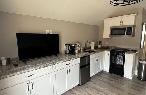 Young Harris Apartment | Charming 1-bedroom apt in lovely Young Harris with AC, WiFi and Highland Cows!