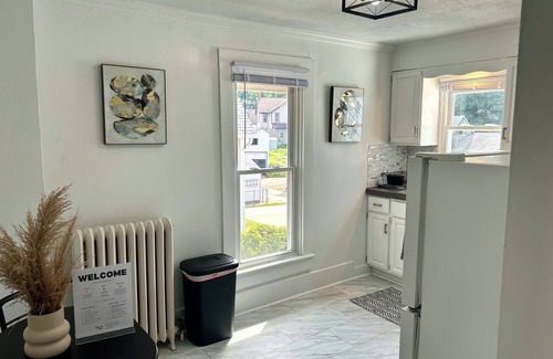 Dubuque House | Charming 1-bedroom with Office, Full Kitchen, strong WiFi, Washer, and Dryer