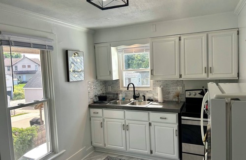 Dubuque House | Charming 1-bedroom with Office, Full Kitchen, strong WiFi, Washer, and Dryer