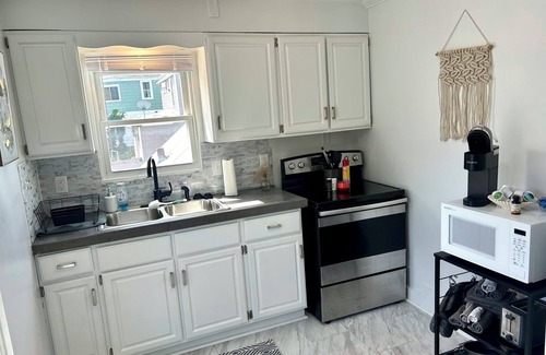 Dubuque House | Charming 1-bedroom with Office, Full Kitchen, strong WiFi, Washer, and Dryer