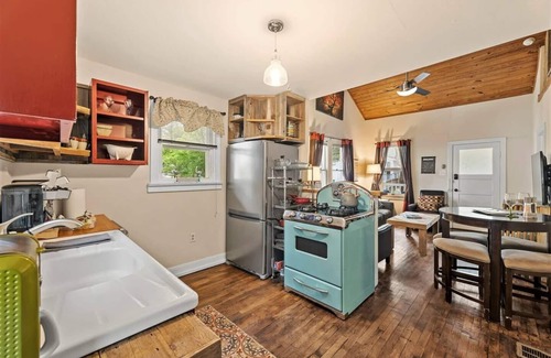 Clarksville Cottage | Charming 1940s Cottage Top Location - EV Charger