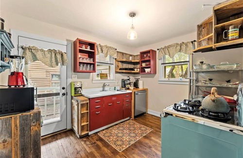 Clarksville Cottage | Charming 1940s Cottage Top Location - EV Charger