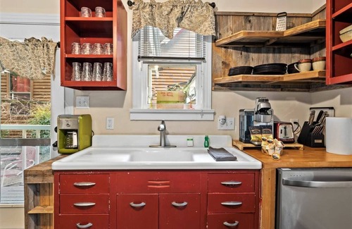 Clarksville Cottage | Charming 1940s Cottage Top Location - EV Charger