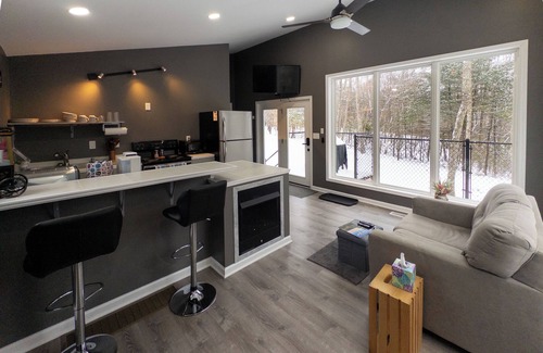 Nimitz Cottage | Charming 1BD Forest Retreat with Wifi & Fireplace