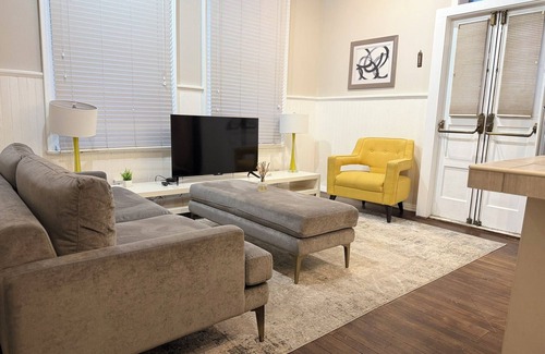 Albany Apartment | Charming 1BR Albany retreat w/parking & full kitchen, near MVP Arena, Washington Park & dining