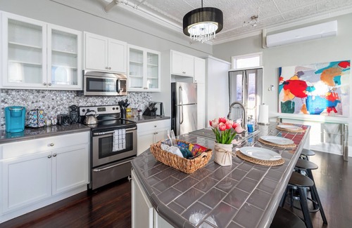 Albany Apartment | Charming 1BR Albany retreat w/parking & full kitchen, near MVP Arena, Washington Park & dining
