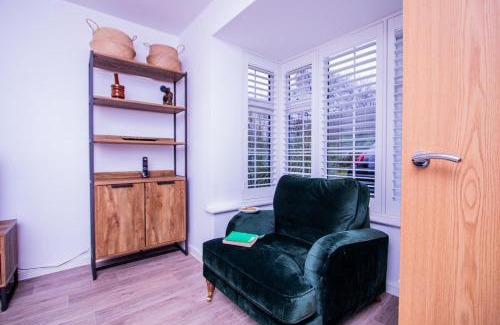 Eccles House | Charming 1BR House in Eccles with Free Parking