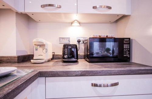 Eccles House | Charming 1BR House in Eccles with Free Parking