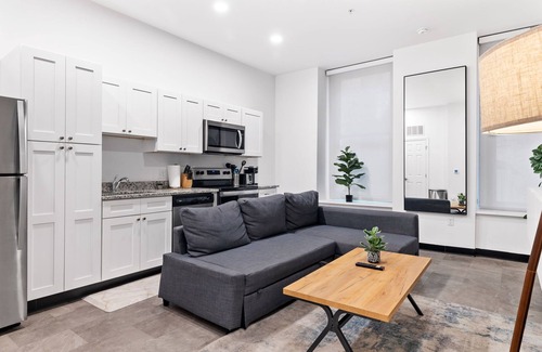 Downtown Pittsburgh Apartment | Charming 1BR: Steps to Football Fun!
