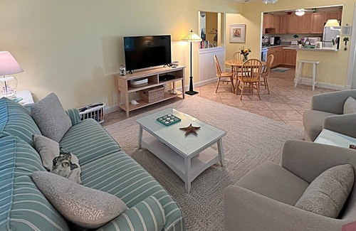 Juno Beach House | Charming 2/1 Tropical Getaway - Walk to Beach