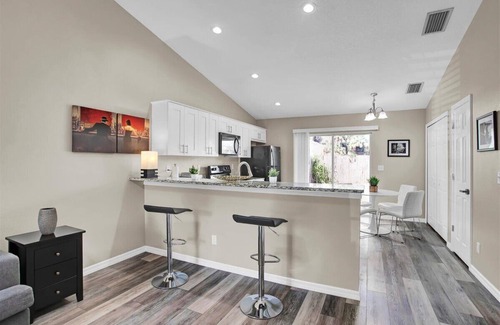 Tampa House | Charming 2/2 Duplex in Ybor - Perfect for Traveling Nurses and Professionals