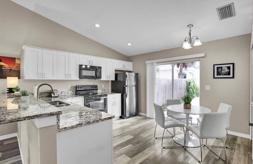 Tampa House | Charming 2/2 Duplex in Ybor - Perfect for Traveling Nurses and Professionals