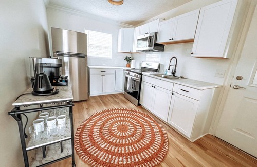 West Panama City Beach House | Charming 2-bedroom house in West End, Panama City Beach with WiFi, AC, Lake