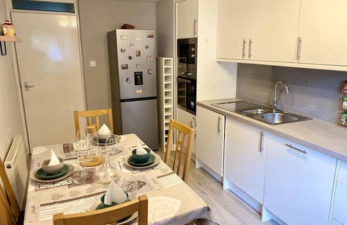 Leith Apartment | Charming 2-Bed Apartment in Edinburgh City Centre