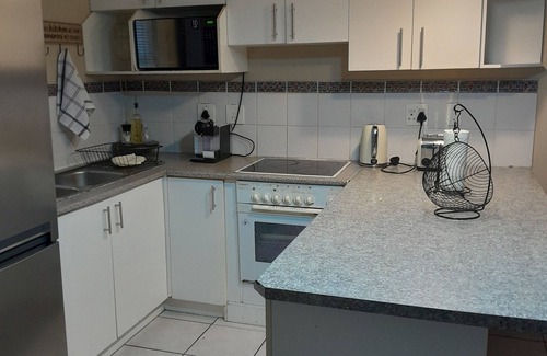 Trawal Apartment | Charming 2-bed apartment with AC and WiFi in enchanting Brackenfell, Cape Town