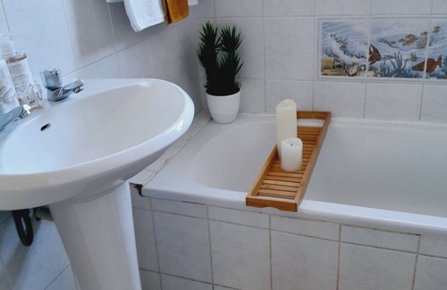 Trawal Apartment | Charming 2-bed apartment with AC and WiFi in enchanting Brackenfell, Cape Town